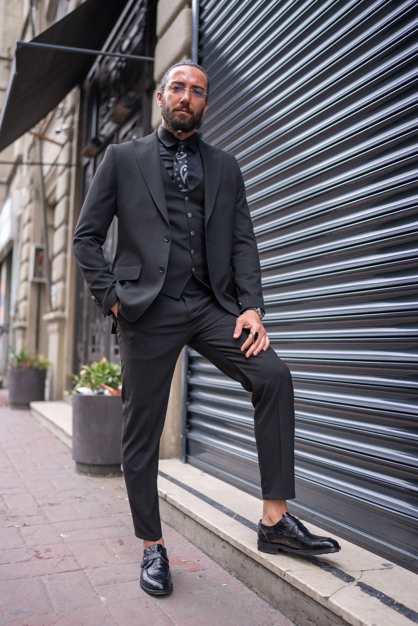 Metropolitan Noir Black Suit - Image 3