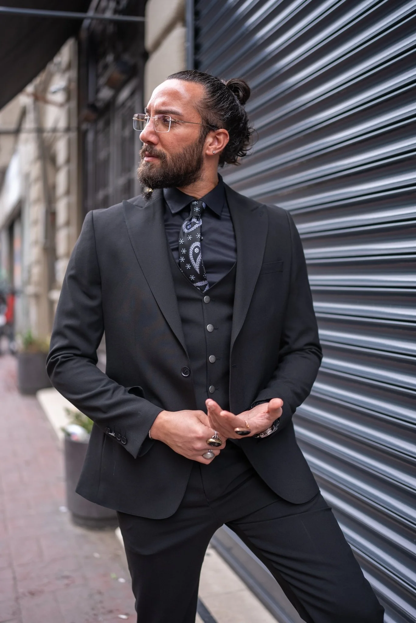Metropolitan Noir Black Suit - Image 4