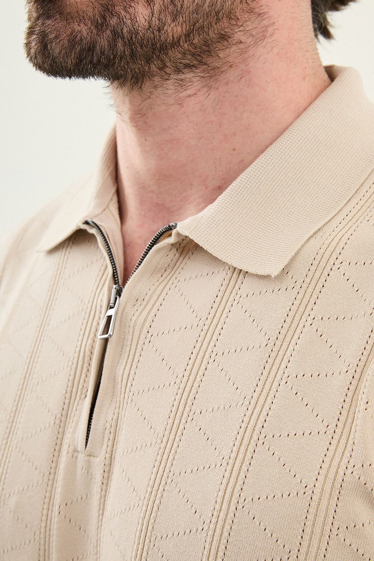 Men’s Beige Textured Zip Collar Knit Polo Shirt. - Image 3