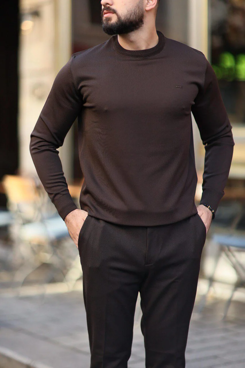 Men’s Brown Crew Neck Slim-Fit Knitwear.