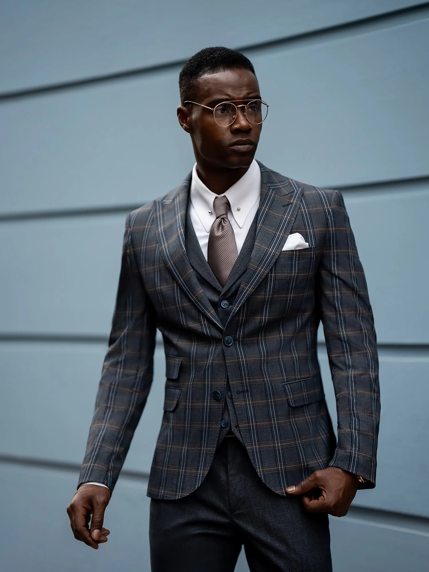 Men's Navy Plaid Slim-Fit Peak Lapel 3-Piece Suit. - Image 11