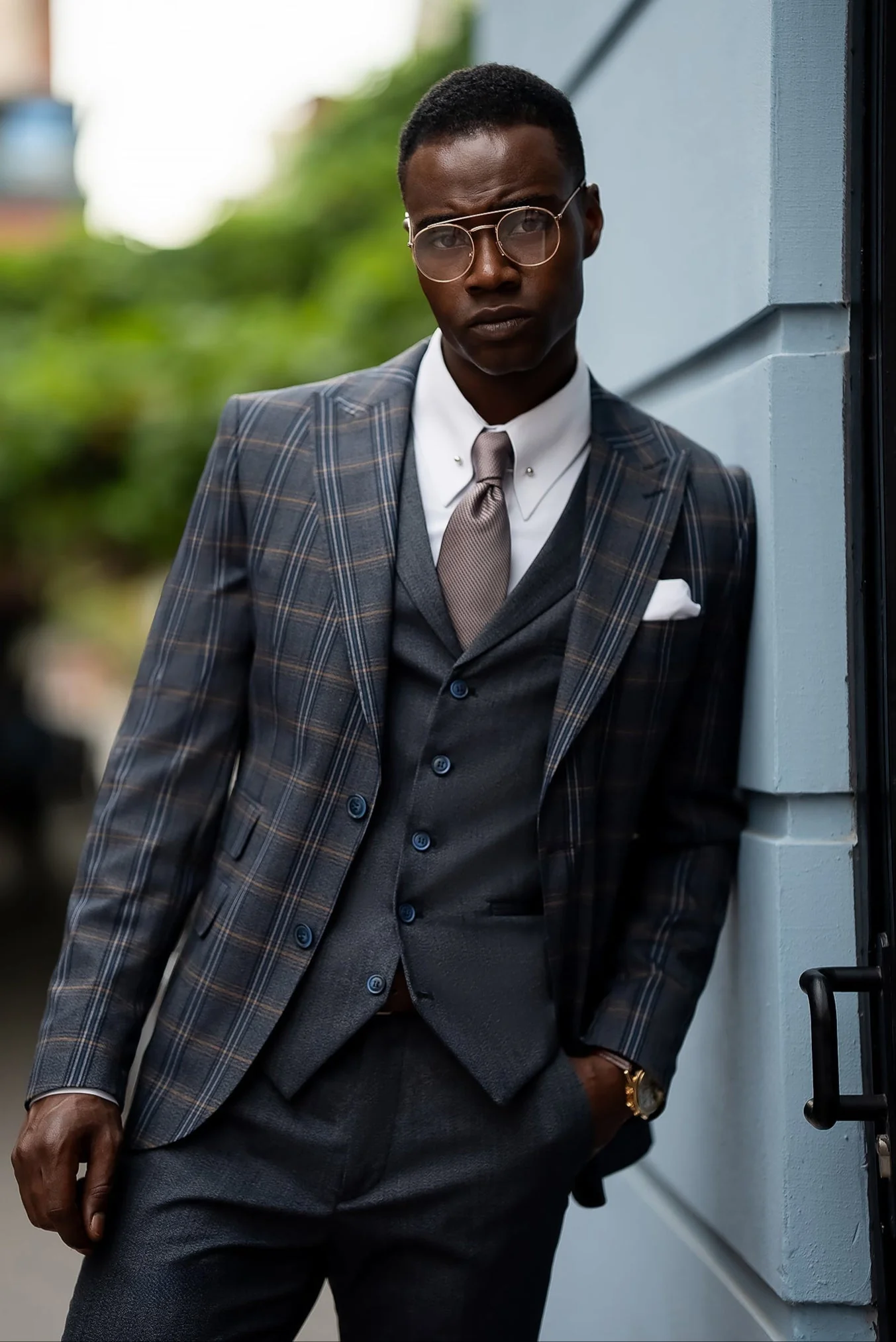 Men's Navy Plaid Slim-Fit Peak Lapel 3-Piece Suit. - Image 6