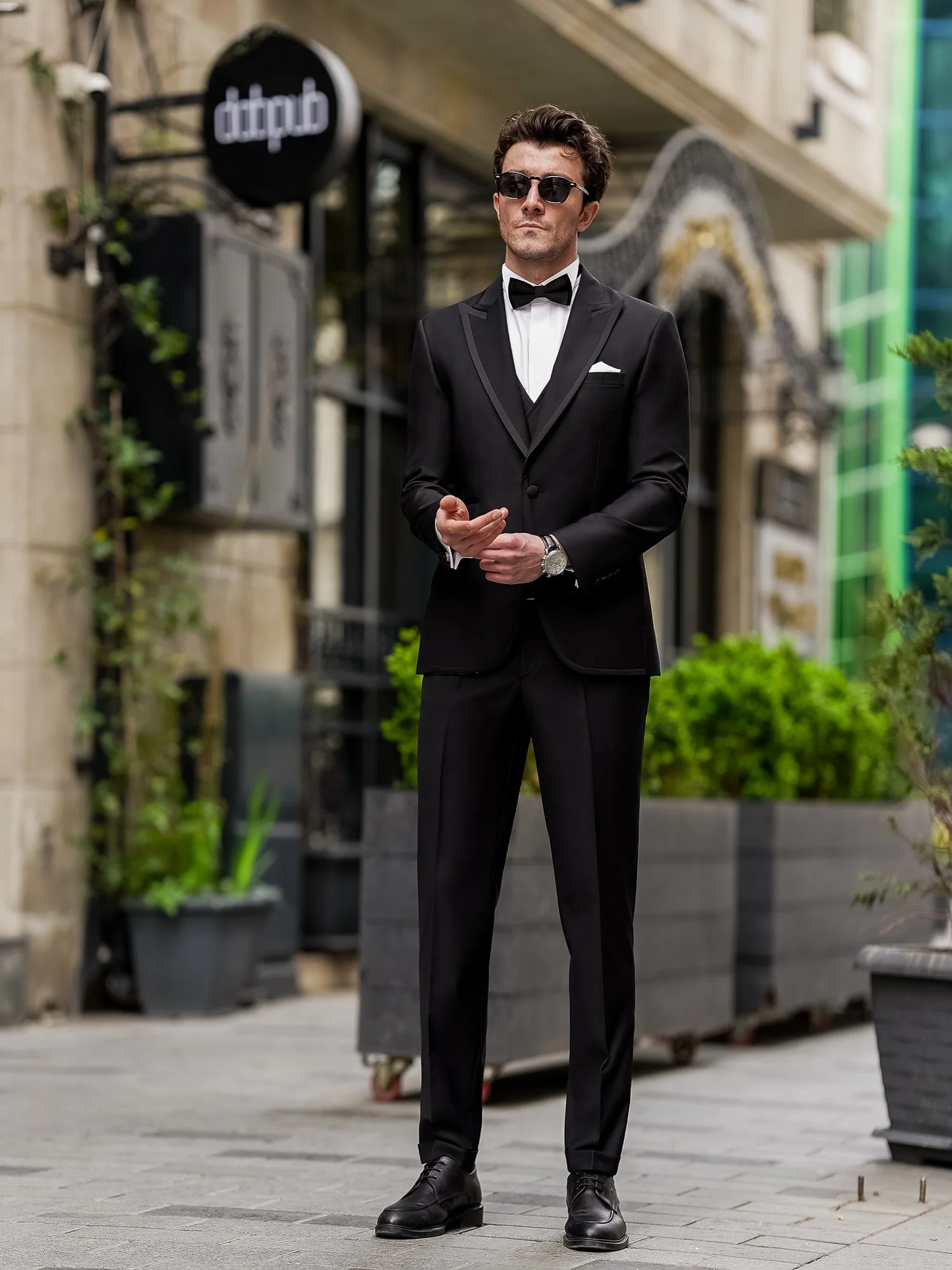 Men's Slim-Fit Peak Lapel 3-Piece Tuxedo. - Image 4