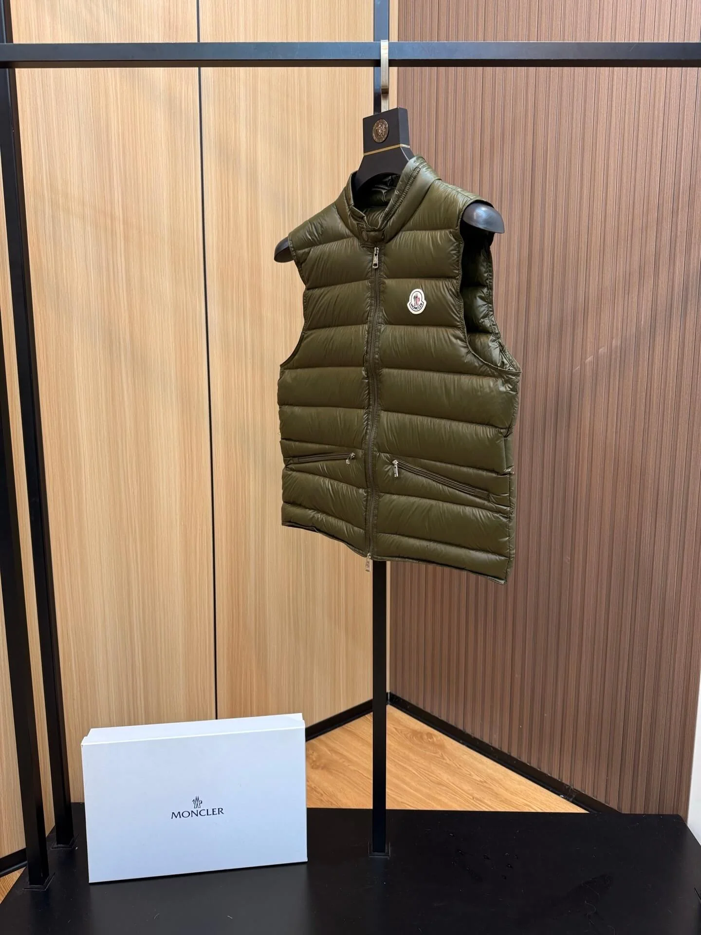 Moncler Gui Green Down Vest. - Image 5